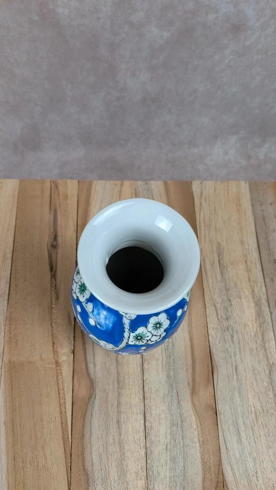 Pequeno vaso chinês azul com decoração de flores de cerejeira – photo 2